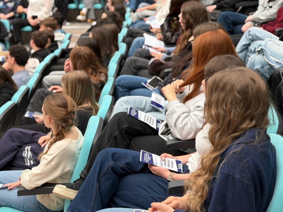 Reprezentanții Facultății de Economie și Comunicare în Afaceri din cadrul ASE București, în mijlocul elevilor din Suceava