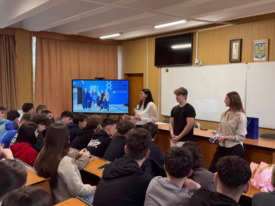 Reprezentanții Facultății de Economie și Comunicare în Afaceri din cadrul ASE București, în mijlocul elevilor din Suceava