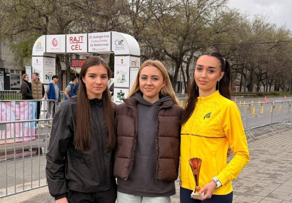 Antrenoarea Roxana Ghiuță încadrată de de atletele Vanessa Tipa și Selena Robaniuc