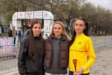 Antrenoarea Roxana Ghiuță încadrată de de atletele Vanessa Tipa și Selena Robaniuc