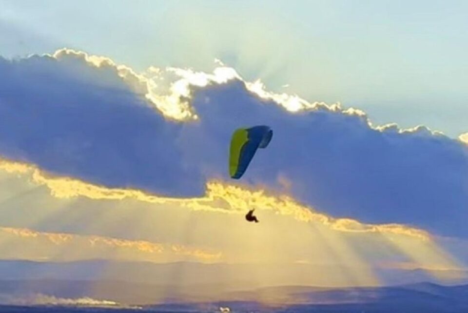 Asociația Sportivă Cumulus îi invită pe suceveni să descopere, pe 4 și 5 aprilie, fascinanta lume a zborului cu parapanta