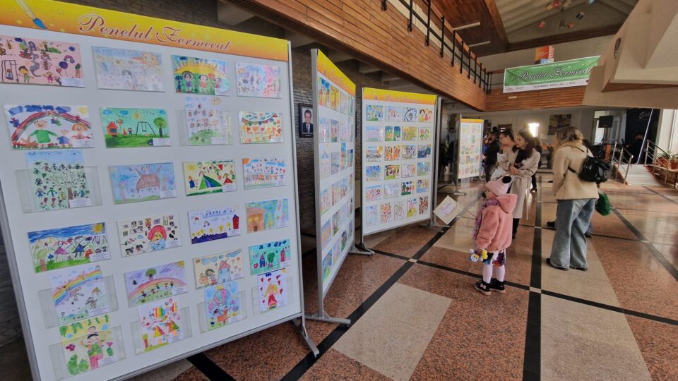 Peste 800 de preșcolari la „Penelul fermecat”. ,,Universul copilăriei” poate fi explorat vineri, la Universitate