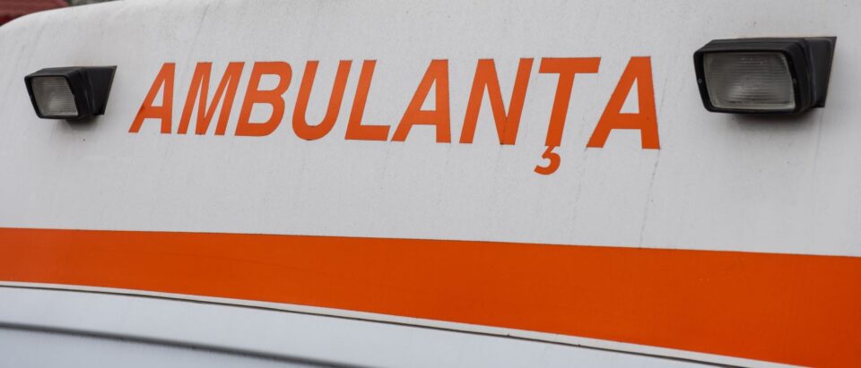 Ambulanță cu pacient, cu girofarurile în funcțiune, lovită de un șofer care nu a oprit la indicatorul ”Stop” Ambulanță cu pacient, cu girofarurile în funcțiune, lovită de un șofer care nu a oprit la indicatorul ”Stop”