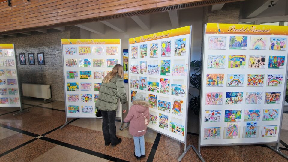 Peste 800 de preșcolari la „Penelul fermecat”. ,,Universul copilăriei” poate fi explorat vineri, la Universitate