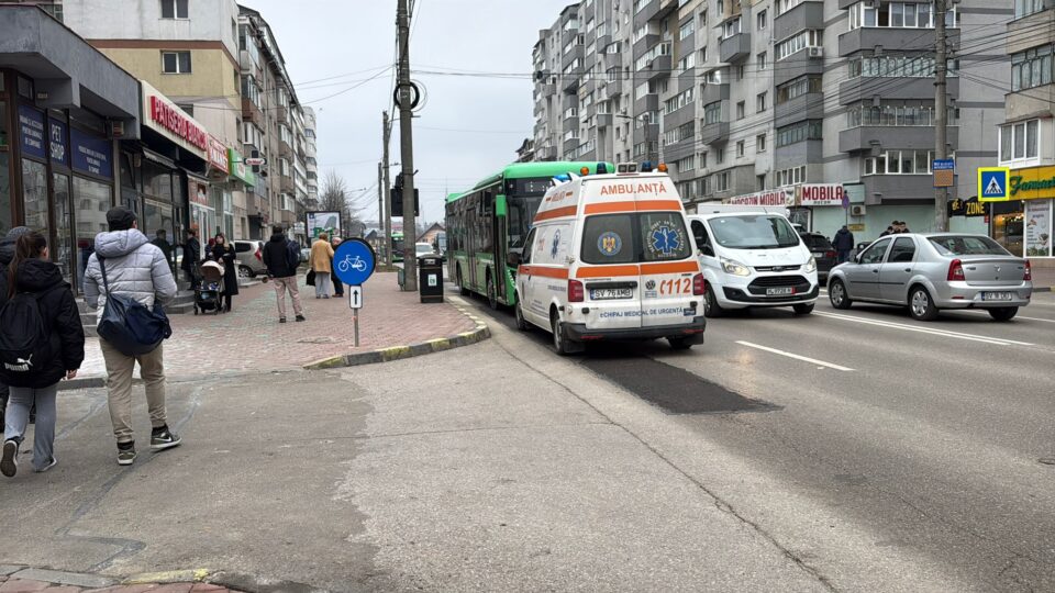 O femeie care era pasager într-un autobuz TPL a ajuns la spital după ce șoferița de la volan a frânat brusc pentru a evita un accident