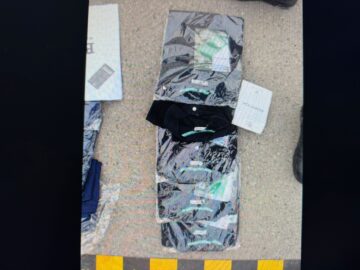 Obiecte de îmbrăcăminte și parfumuri de firmă, posibil contrafăcute, confiscate de la un șofer care circula pe DN17