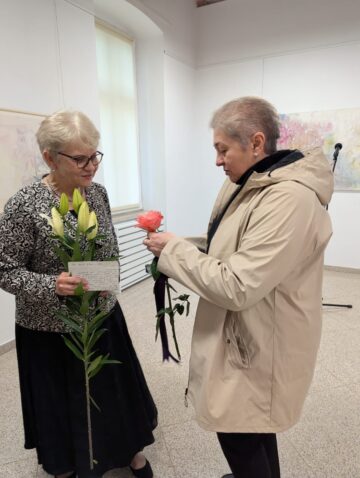 Puritatea crinului din lucrările semnate de artista Doina Mihăilescu trebuie să ne îndemne la meditație