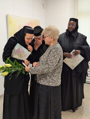 Puritatea crinului din lucrările semnate de artista Doina Mihăilescu trebuie să ne îndemne la meditație