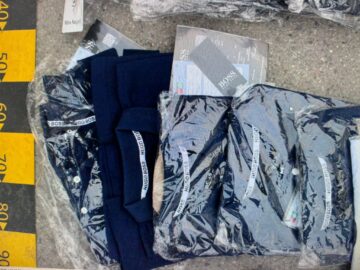 Obiecte de îmbrăcăminte și parfumuri de firmă, posibil contrafăcute, confiscate de la un șofer care circula pe DN17