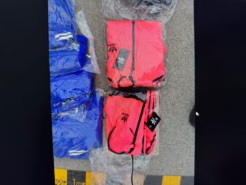 Obiecte de îmbrăcăminte și parfumuri de firmă, posibil contrafăcute, confiscate de la un șofer care circula pe DN17