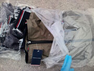 Obiecte de îmbrăcăminte și parfumuri de firmă, posibil contrafăcute, confiscate de la un șofer care circula pe DN17