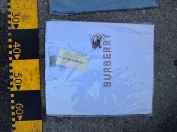 Obiecte de îmbrăcăminte și parfumuri de firmă, posibil contrafăcute, confiscate de la un șofer care circula pe DN17