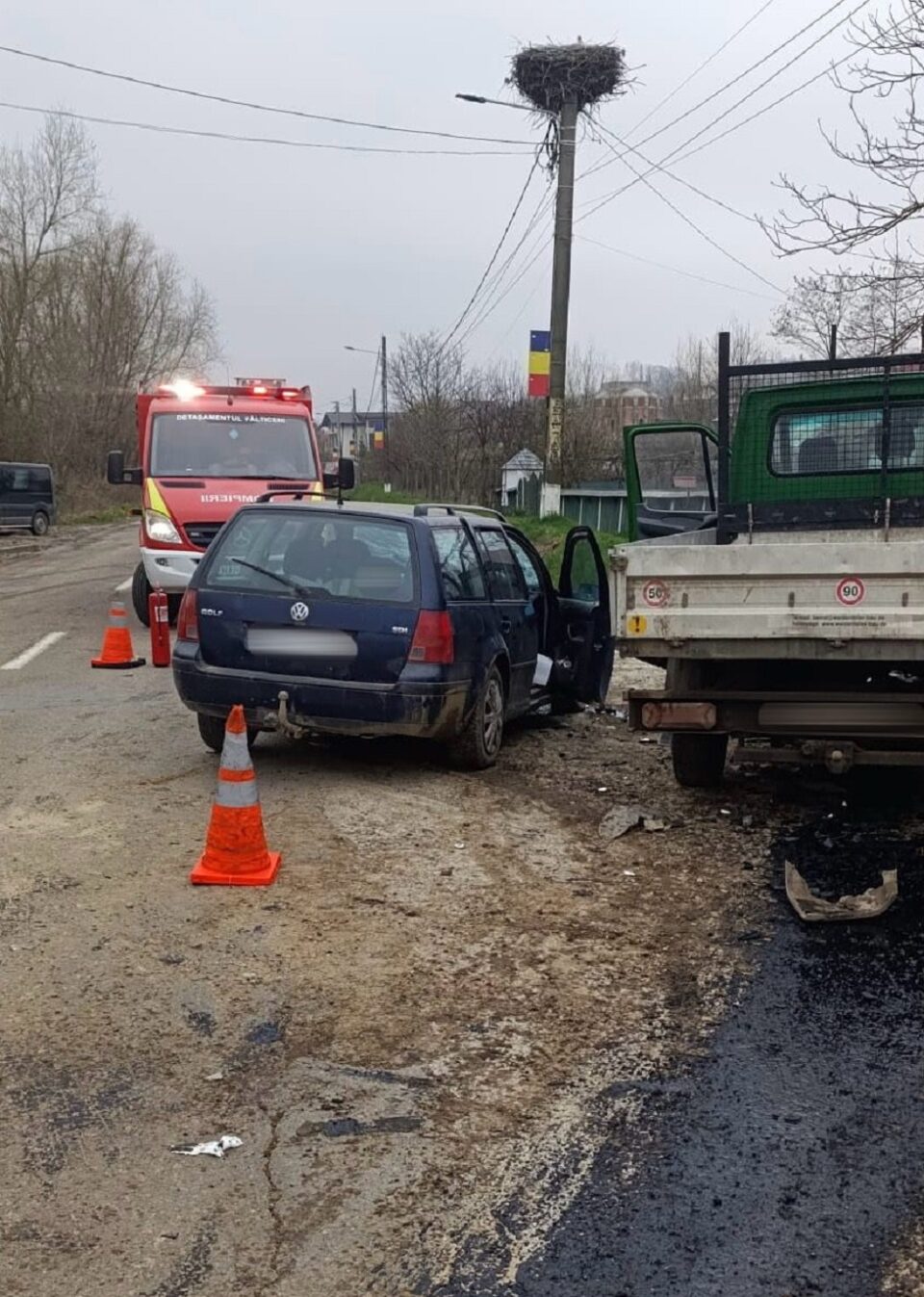 Accident violent, cu doi răniți, după un impact între un autoturism și o camionetă