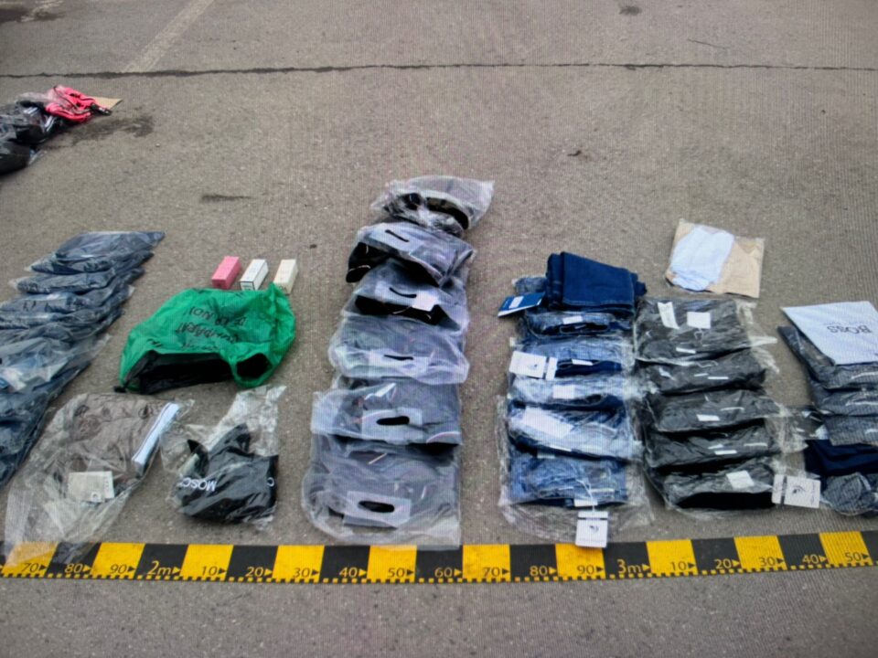 Obiecte de îmbrăcăminte și parfumuri de firmă, posibil contrafăcute, confiscate de la un șofer care circula pe DN17
