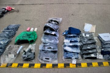 Obiecte de îmbrăcăminte și parfumuri de firmă, posibil contrafăcute, confiscate de la un șofer care circula pe DN17