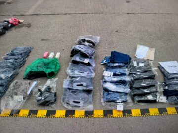 Obiecte de îmbrăcăminte și parfumuri de firmă, posibil contrafăcute, confiscate de la un șofer care circula pe DN17