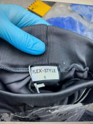 Obiecte de îmbrăcăminte și parfumuri de firmă, posibil contrafăcute, confiscate de la un șofer care circula pe DN17