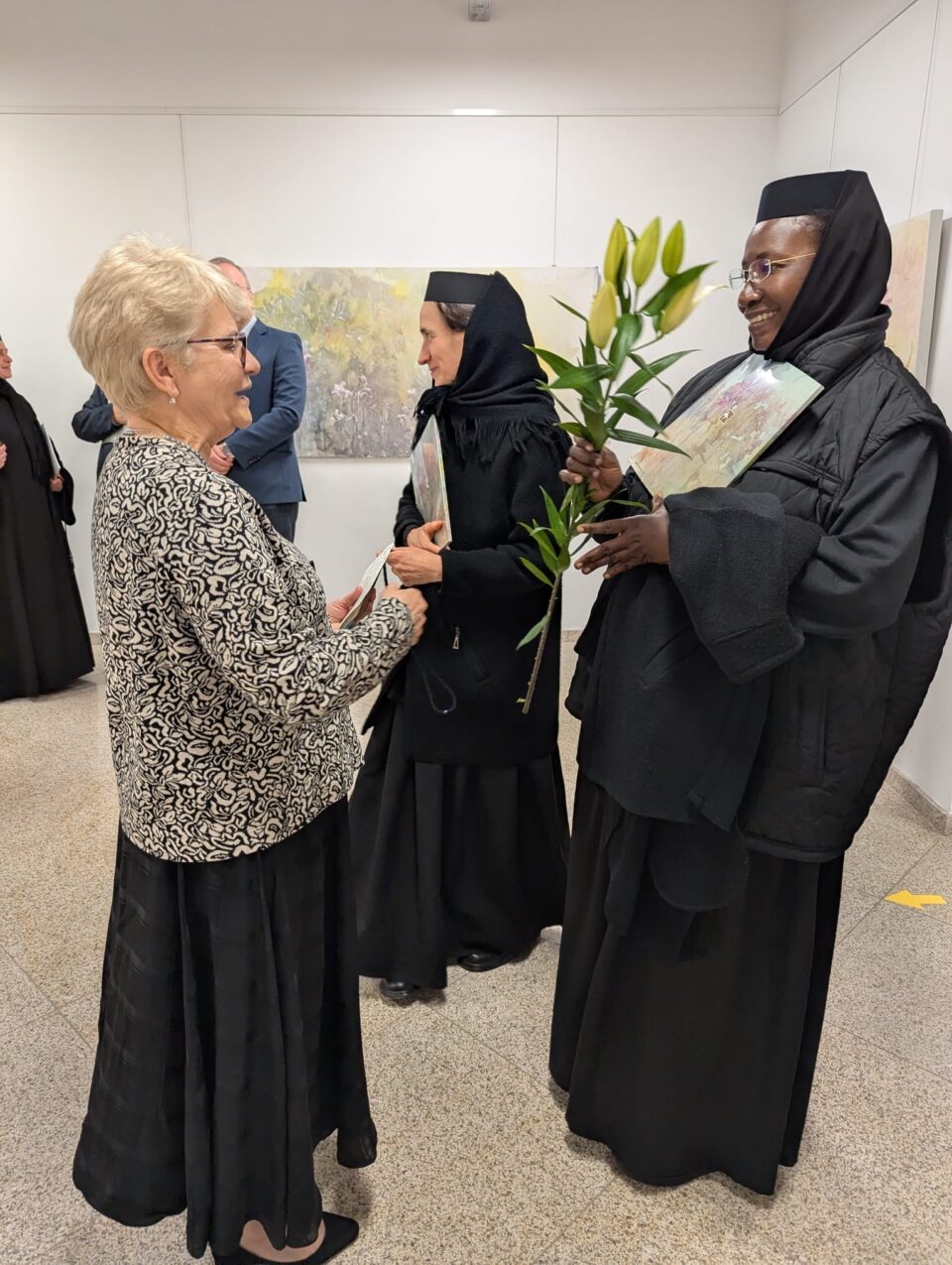 Puritatea crinului din lucrările semnate de artista Doina Mihăilescu trebuie să ne îndemne la meditație