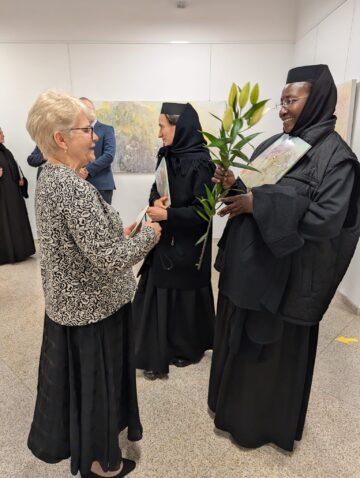 Puritatea crinului din lucrările semnate de artista Doina Mihăilescu trebuie să ne îndemne la meditație