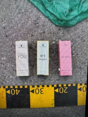 Obiecte de îmbrăcăminte și parfumuri de firmă, posibil contrafăcute, confiscate de la un șofer care circula pe DN17