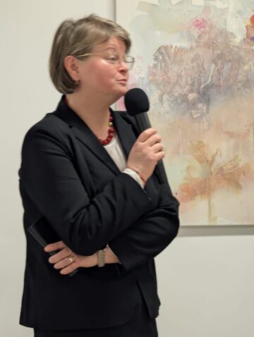 Puritatea crinului din lucrările semnate de artista Doina Mihăilescu trebuie să ne îndemne la meditație