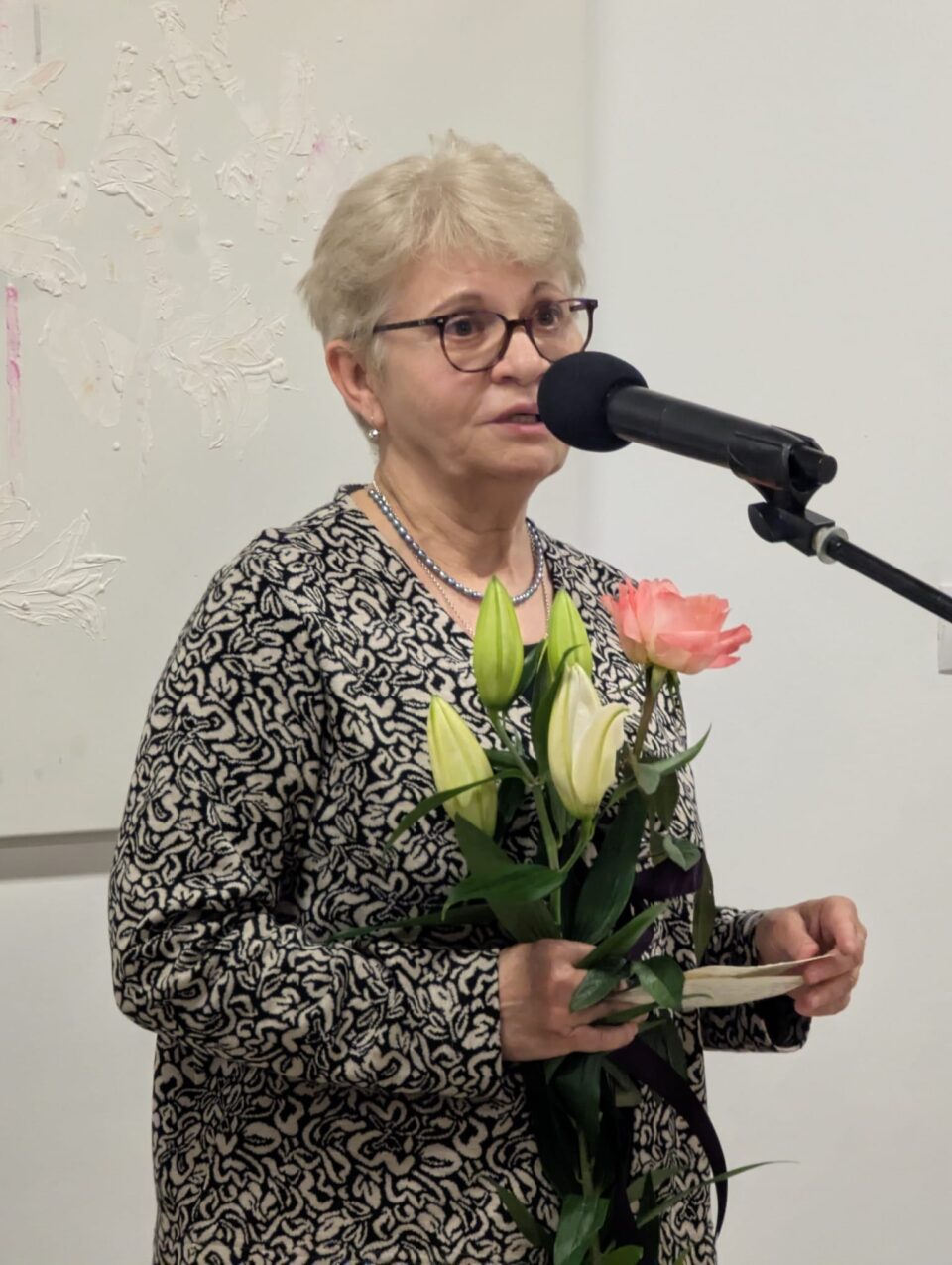 Puritatea crinului din lucrările semnate de artista Doina Mihăilescu trebuie să ne îndemne la meditație