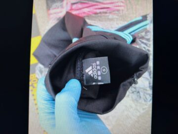 Obiecte de îmbrăcăminte și parfumuri de firmă, posibil contrafăcute, confiscate de la un șofer care circula pe DN17