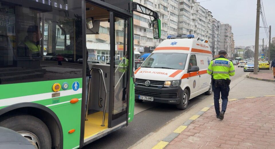 O femeie care era pasager într-un autobuz TPL a ajuns la spital după ce șoferița de la volan a frânat brusc pentru a evita un accident