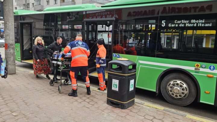 O femeie care era pasager într-un autobuz TPL a ajuns la spital după ce șoferița de la volan a frânat brusc pentru a evita un accident