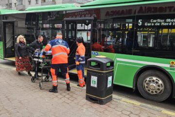 O femeie care era pasager într-un autobuz TPL a ajuns la spital după ce șoferița de la volan a frânat brusc pentru a evita un accident