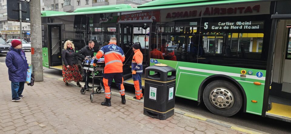 O femeie care era pasager într-un autobuz TPL a ajuns la spital după ce șoferița de la volan a frânat brusc pentru a evita un accident