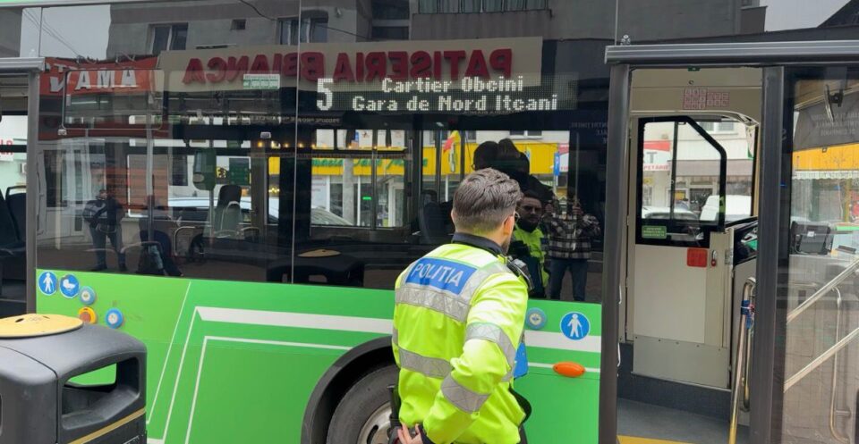 O femeie care era pasager într-un autobuz TPL a ajuns la spital după ce șoferița de la volan a frânat brusc pentru a evita un accident