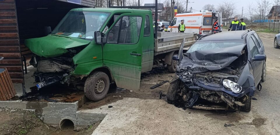Accident violent, cu doi răniți, după un impact între un autoturism și o camionetă
