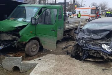 Accident violent, cu doi răniți, după un impact între un autoturism și o camionetă