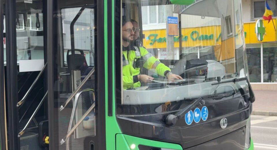 O femeie care era pasager într-un autobuz TPL a ajuns la spital după ce șoferița de la volan a frânat brusc pentru a evita un accident