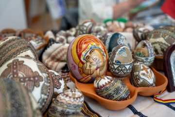 Nicolae Robu la deschiderea Târgului de Paști de la Suceava: „Astfel de inițiative ne reamintesc cât de importante sunt rădăcinile noastre și cât de frumos este să le păstrăm vii”