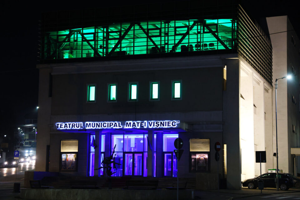 Teatrul Municipal „Matei Vișniec” Suceava, iluminat în albastru, cu prilejul Zilei Internaționale de Conștientizare a Autismului