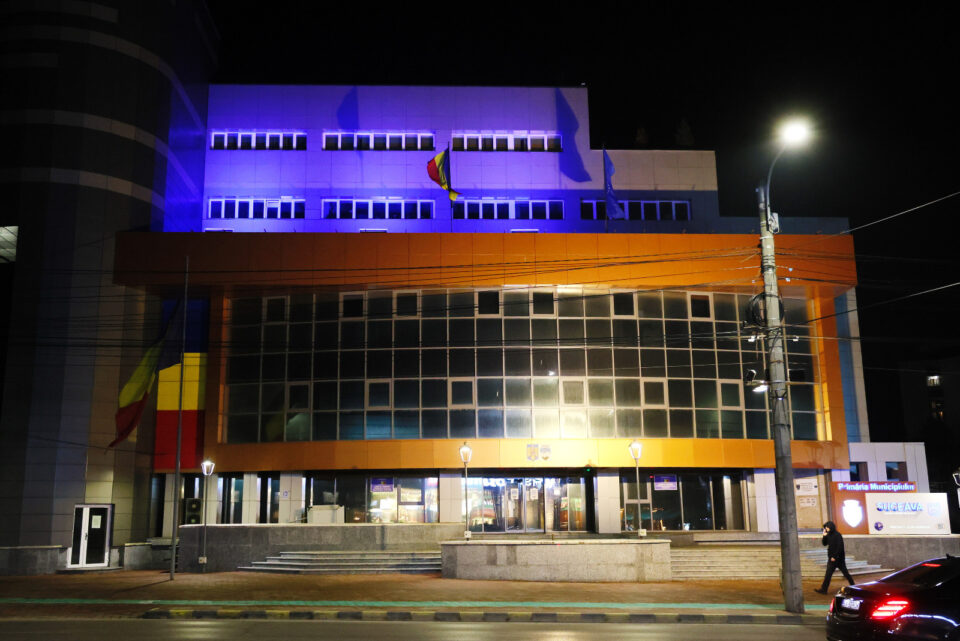 Primăria Suceava, iluminată în albastru, cu prilejul Zilei Internaționale de Conștientizare a Autismului