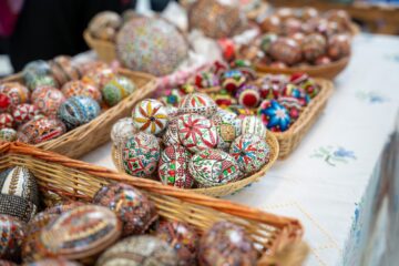 Nicolae Robu la deschiderea Târgului de Paști de la Suceava: „Astfel de inițiative ne reamintesc cât de importante sunt rădăcinile noastre și cât de frumos este să le păstrăm vii”