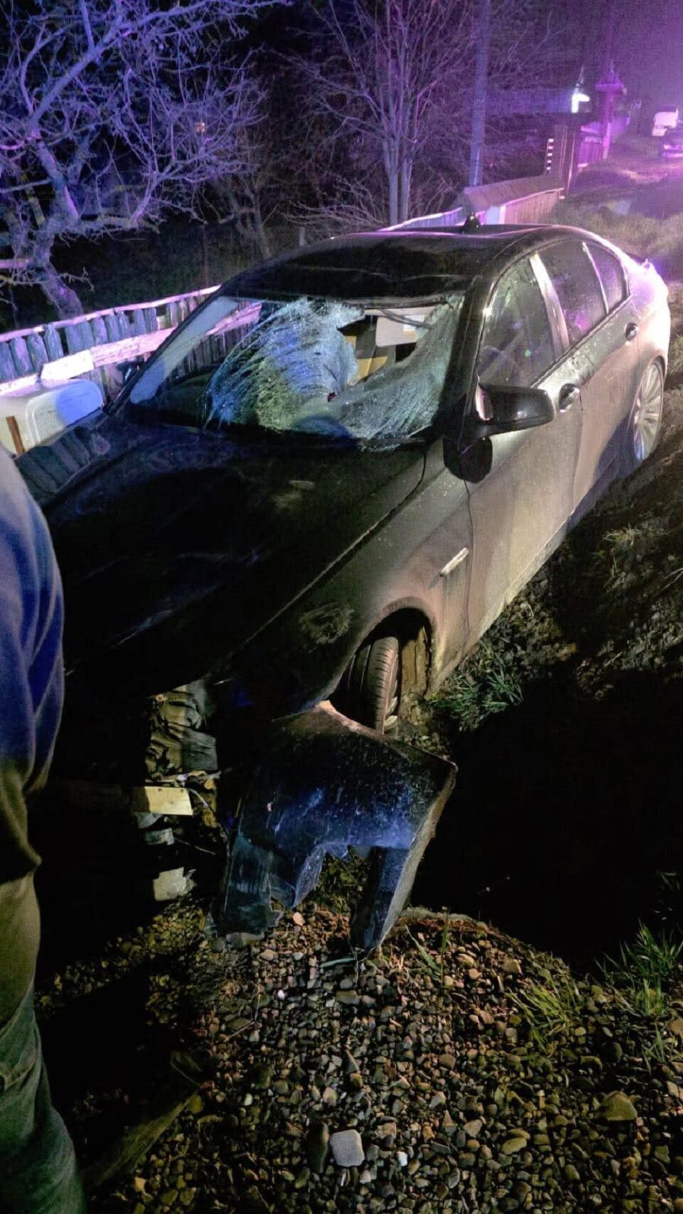 Un biciclist ieșit dintr-un magazin sătesc, lovit violent de un BMW