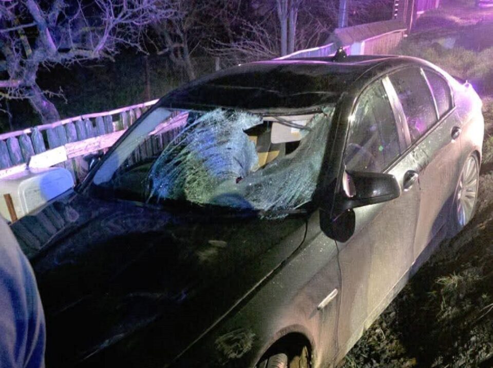 Un biciclist ieșit dintr-un magazin sătesc, lovit violent de un BMW