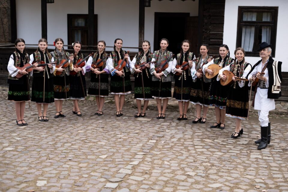 Grupul Tradițional „Dor”, din Moara, invitat la Palatul Parlamentului, la concertul extraordinar „Sunet pentru Pace”