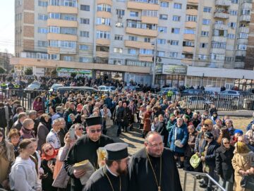 Mii de sucevenii au îmbrăcat haine de sărbătoare și au luat parte la procesiunea de Florii