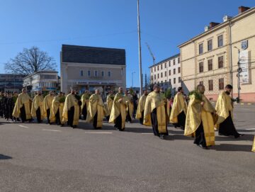 Mii de sucevenii au îmbrăcat haine de sărbătoare și au luat parte la procesiunea de Florii