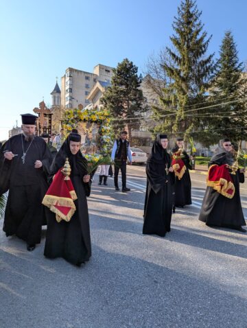Mii de sucevenii au îmbrăcat haine de sărbătoare și au luat parte la procesiunea de Florii