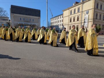 Mii de sucevenii au îmbrăcat haine de sărbătoare și au luat parte la procesiunea de Florii