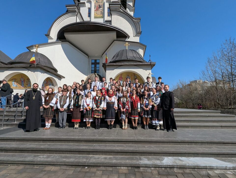 Mii de sucevenii au îmbrăcat haine de sărbătoare și au luat parte la procesiunea de Florii