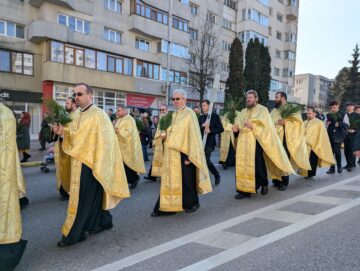 Mii de sucevenii au îmbrăcat haine de sărbătoare și au luat parte la procesiunea de Florii