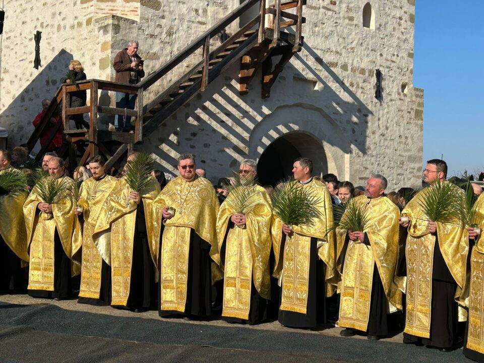 Mii de sucevenii au îmbrăcat haine de sărbătoare și au luat parte la procesiunea de Florii