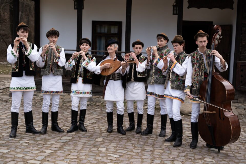 Grupul Tradițional „Dor”, din Moara, invitat la Palatul Parlamentului, la concertul extraordinar „Sunet pentru Pace”